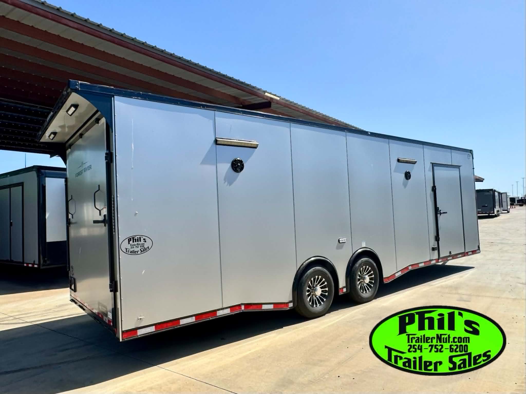 CONTINENTAL CARGO 28′ ENCLOSED RACE TRAILER CAR HAULER  Car / Racing Trailer