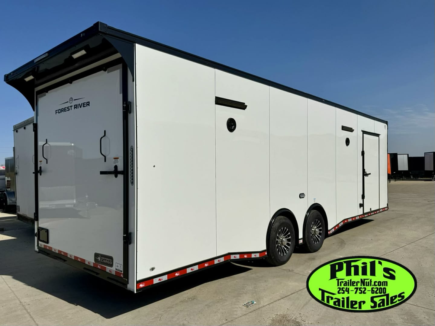 CONTINENTAL CARGO 28′ ENCLOSED TRAILER RACE TRAILER CAR HAULER Car / Racing Trailer